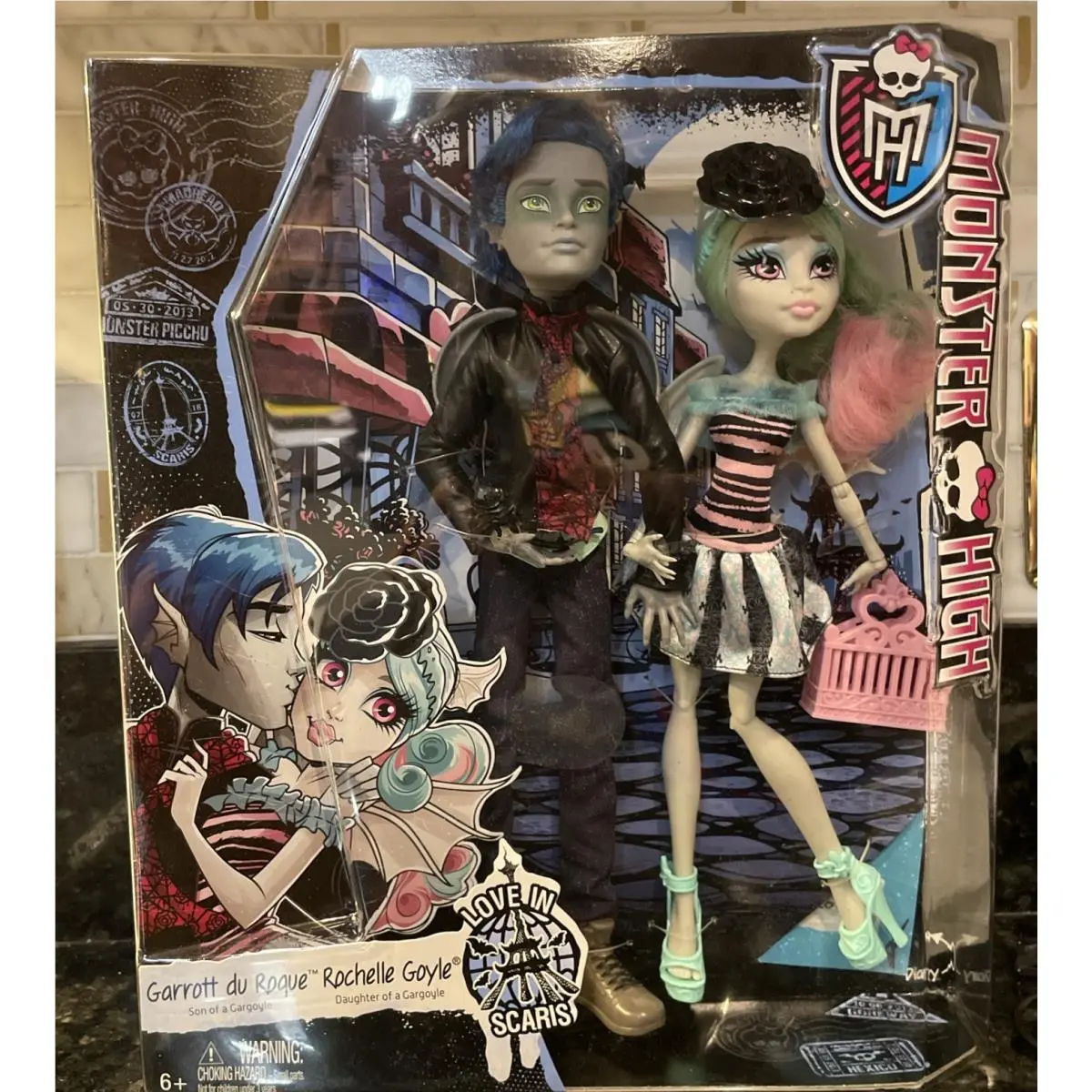 Monster High Garrott du Roque Rochelle Goyle Love in Scaris Doll Set