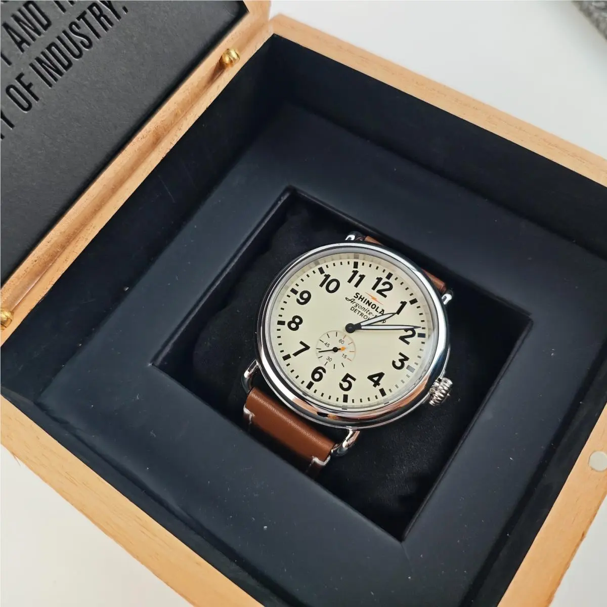 Shinola The Runwell Cream Dial Leather Strap Argonite 1069 Men`s Watch 47mm