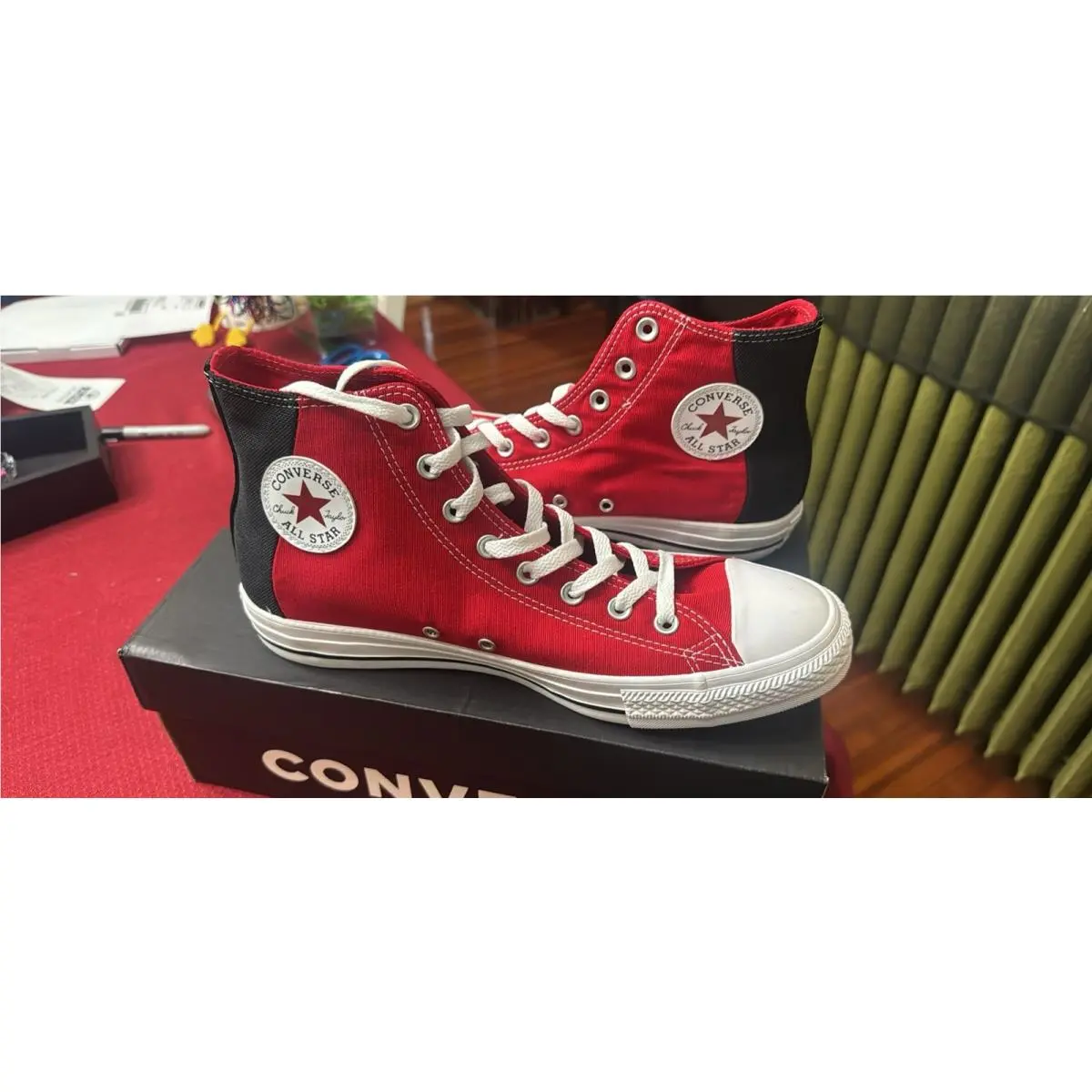 Men’s 10.5 Converse Chuck Taylor All Star Hi Top Red Black