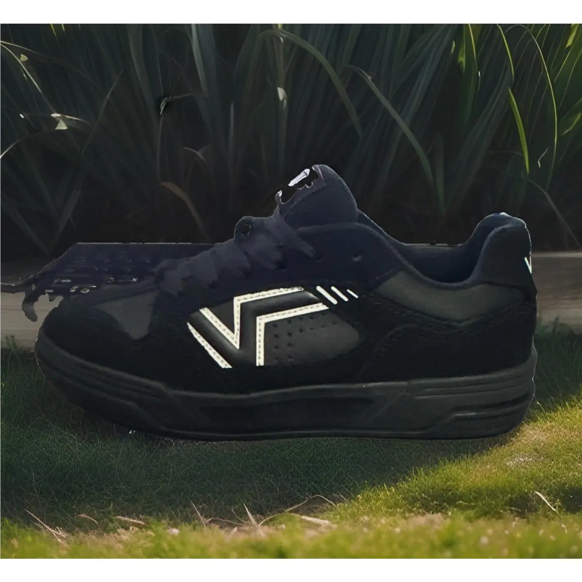 Men`s Size 8 Vans Upland Black White Skate Shoes VN000D25B8C