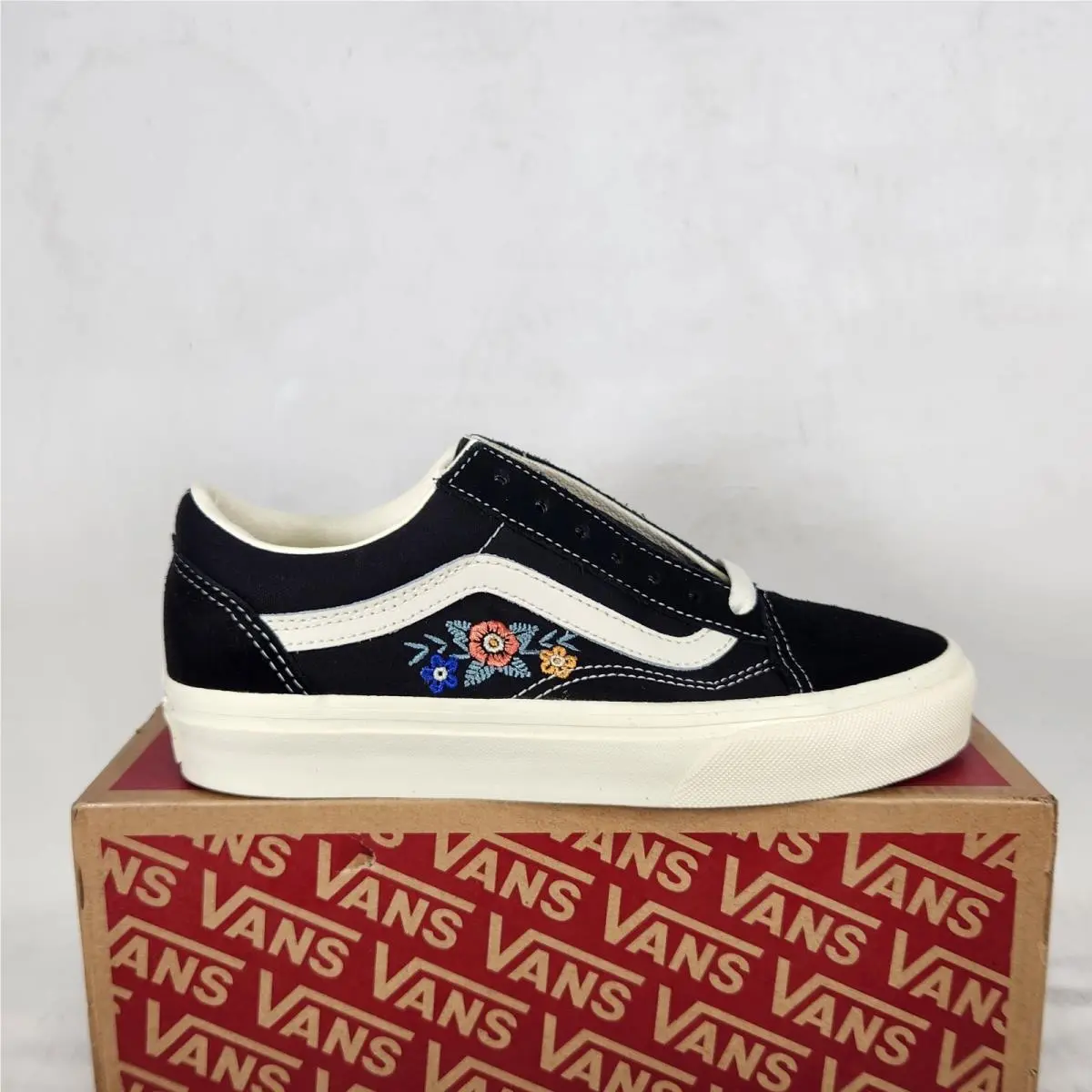 5.5 Wom - Vans Old Skool - Black Floral Embroidered / White Stripe