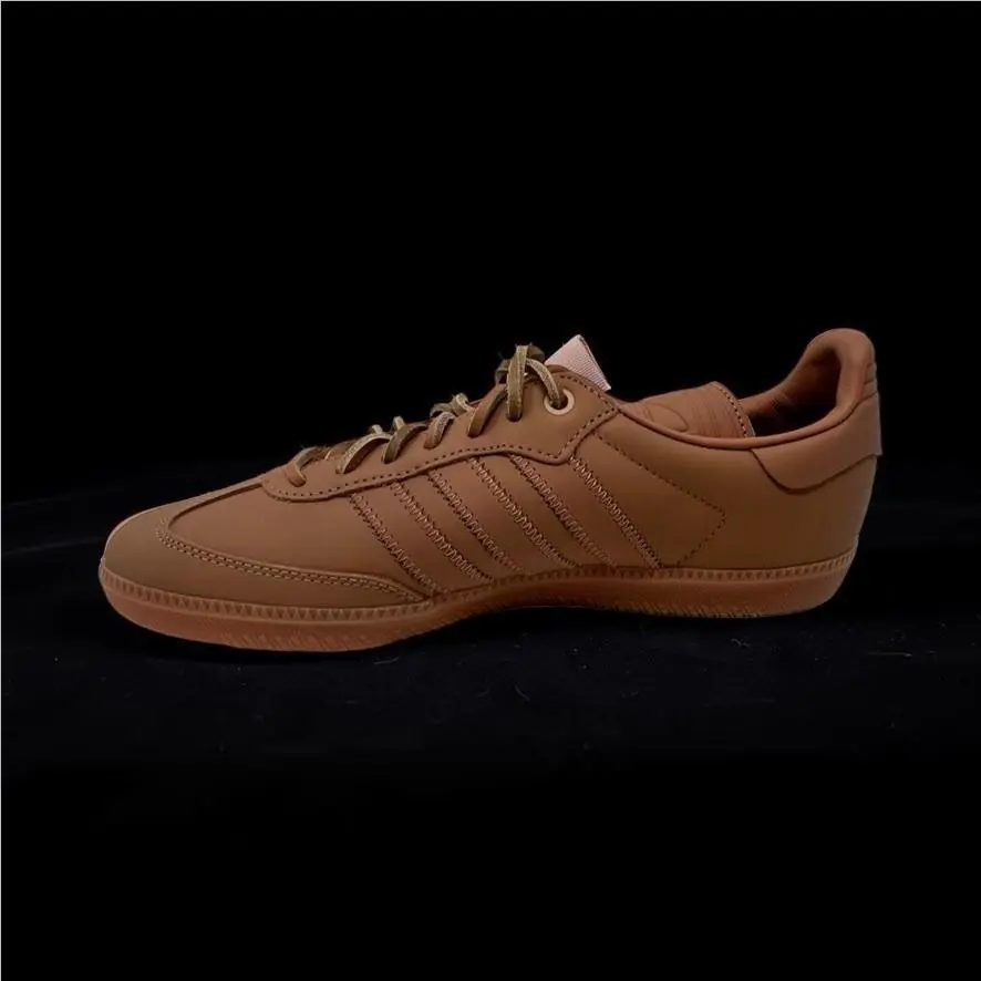 Adidas shoes - Terracotta / Clay Strata 12