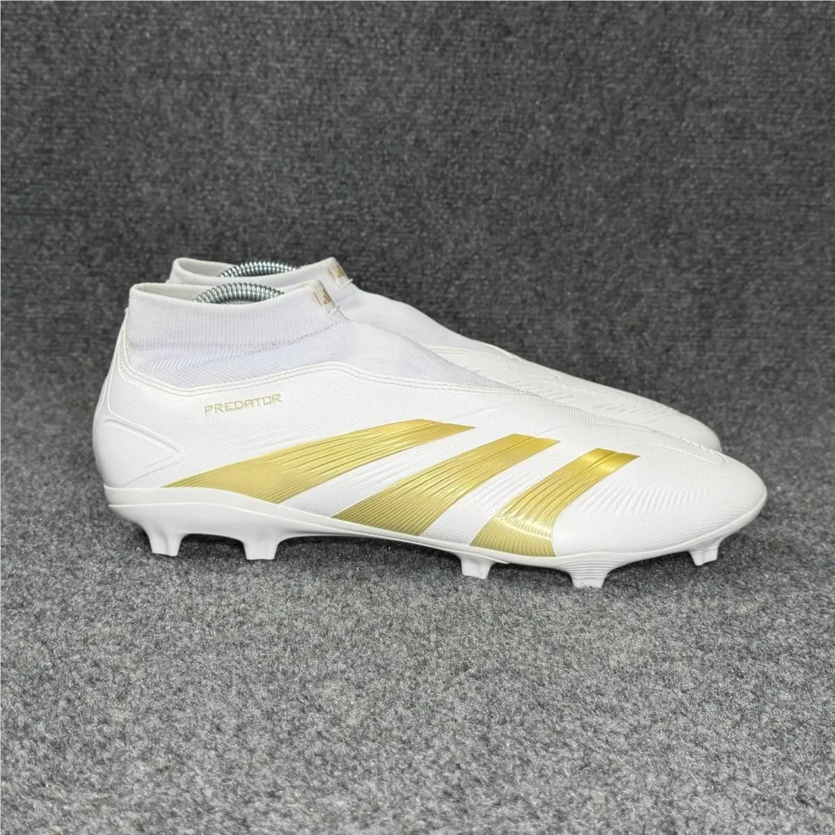 Adidas Predator League FG Soccer Cleats Men`s 13.5 White Gold Laceless Athletic