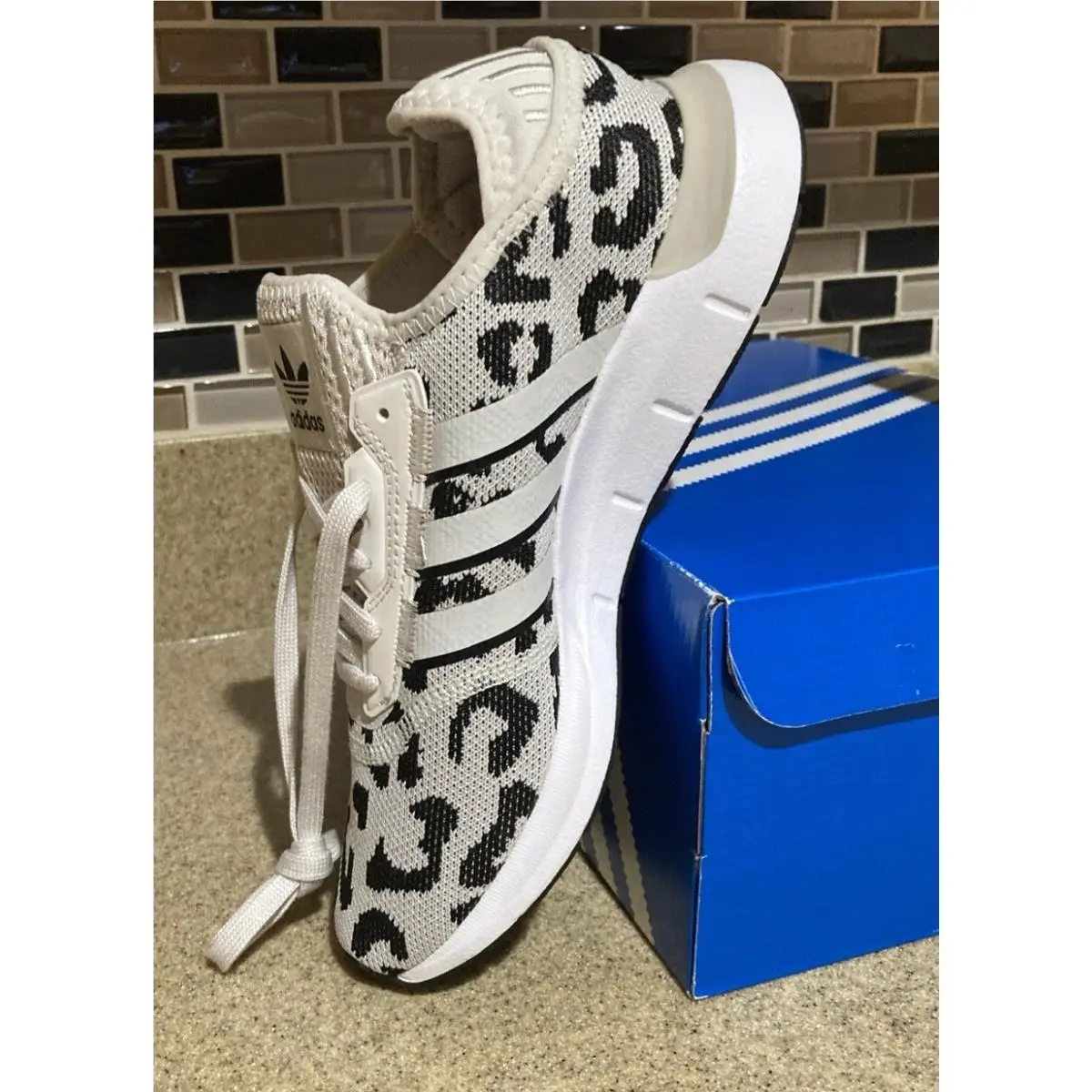 Adidas shoes - adidas Swift Run - Swift Run - Cream & Black 0