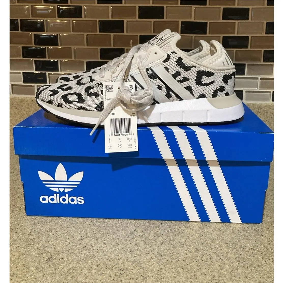 Adidas shoes - adidas Swift Run - Swift Run - Cream & Black 3