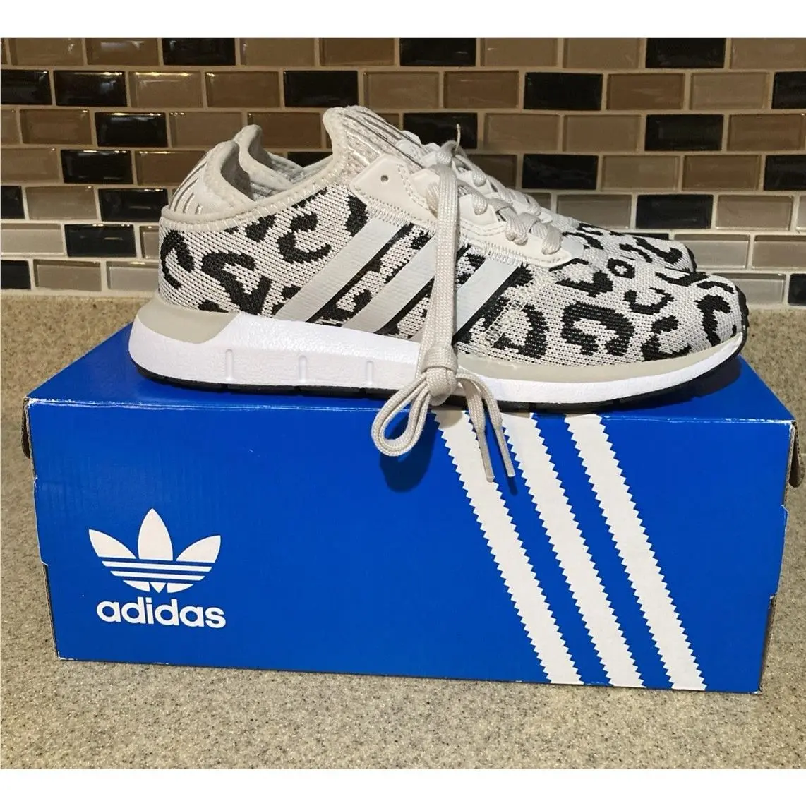 Adidas shoes - adidas Swift Run - Swift Run - Cream & Black 4