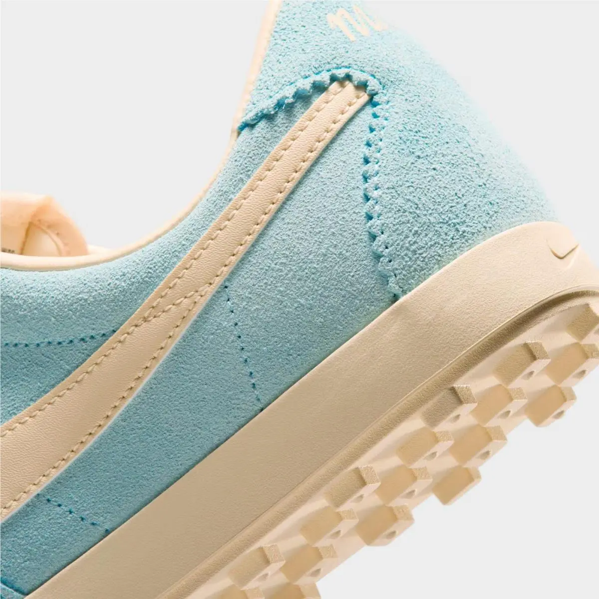 Nike shoes - IQ7611 400 - Glacier Blue/Muslin 0