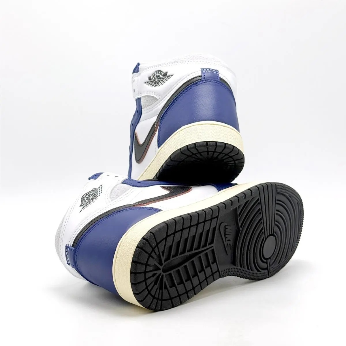 Nike shoes - Air Jordan 1 - Air - Blue 3