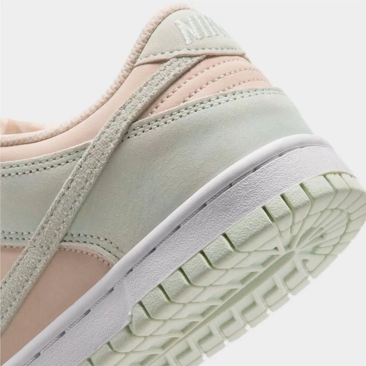 Nike shoes - IH4574 100 - Chalk/White/Barely Green 0