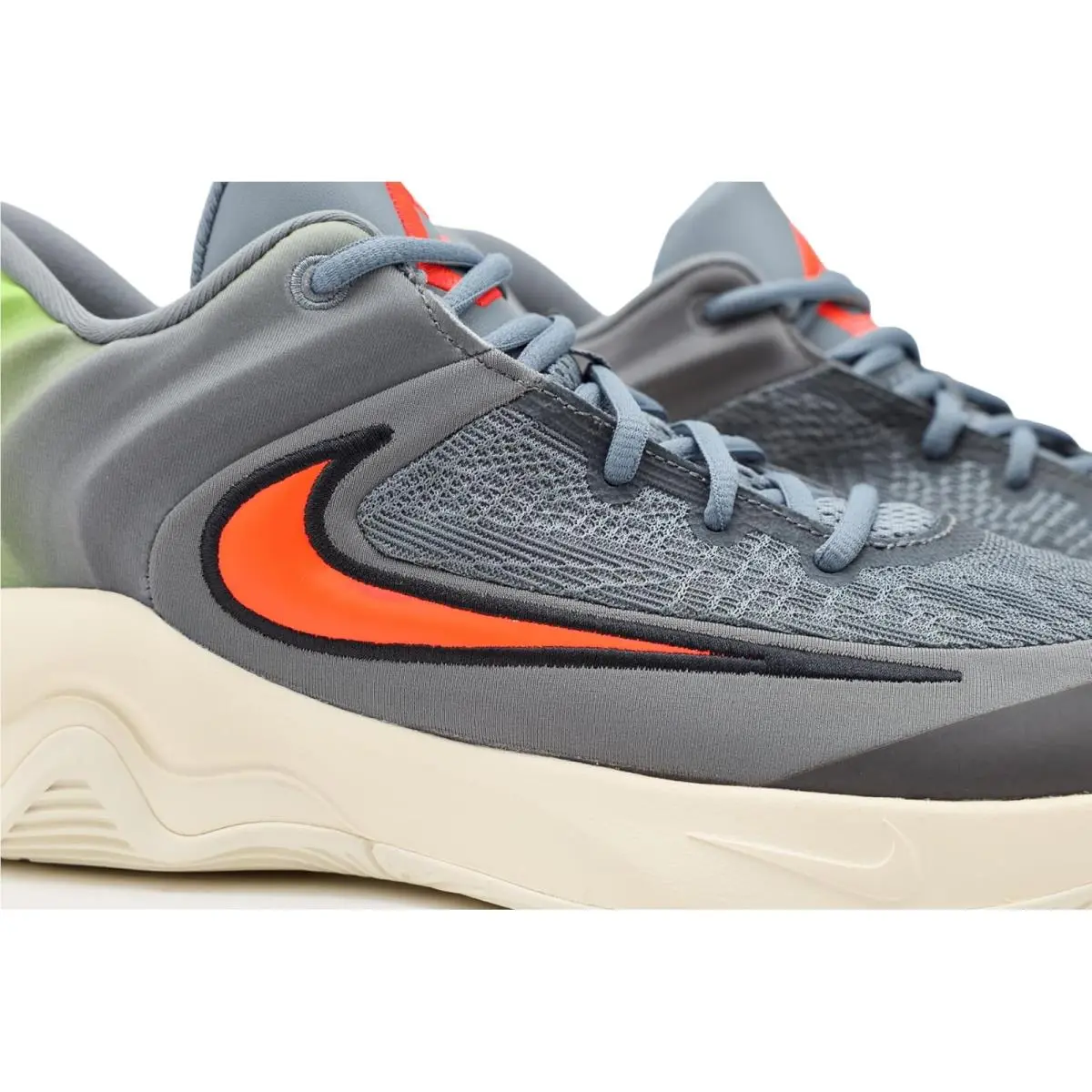 Nike shoes - Black/Metallic Gold 18