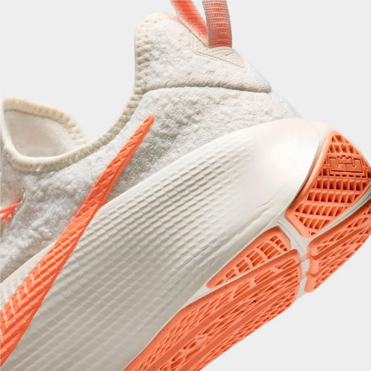 Nike shoes - FJ6151 102 - Sail/Orange Frost 4