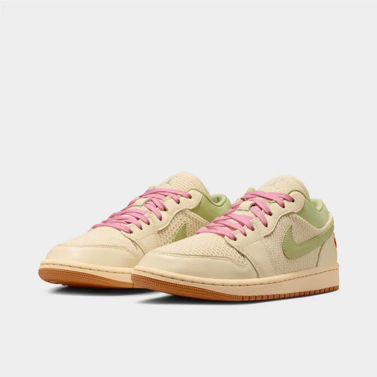 Nike shoes - II0569 100 - Sail/Olive Aura/Pearl White/Iced Carmine 1