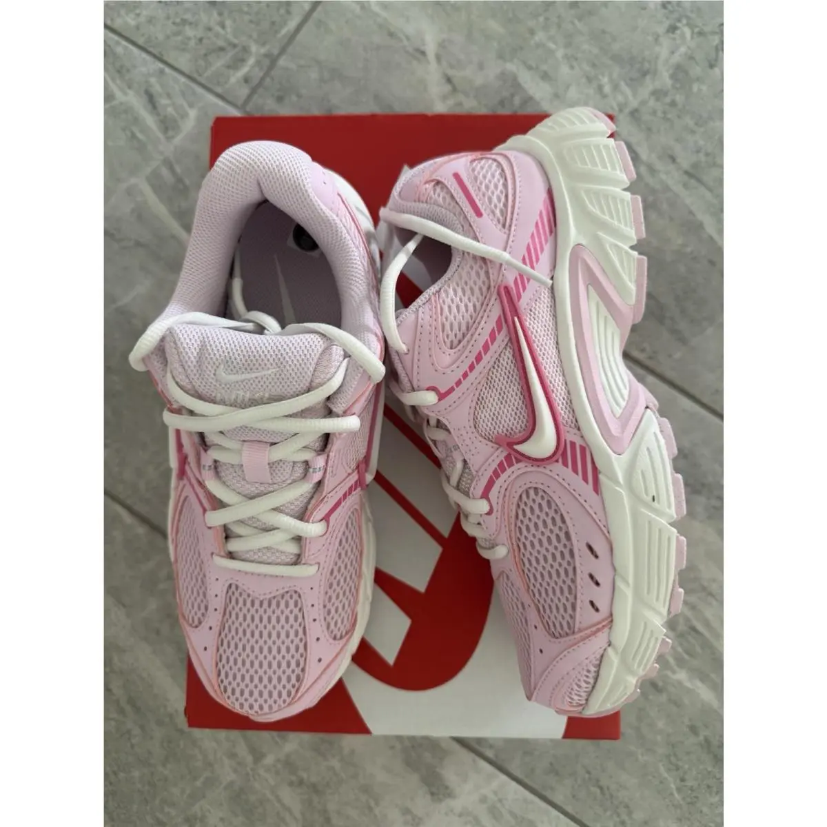 Womens Nike SZ 7.5 Shoes V5