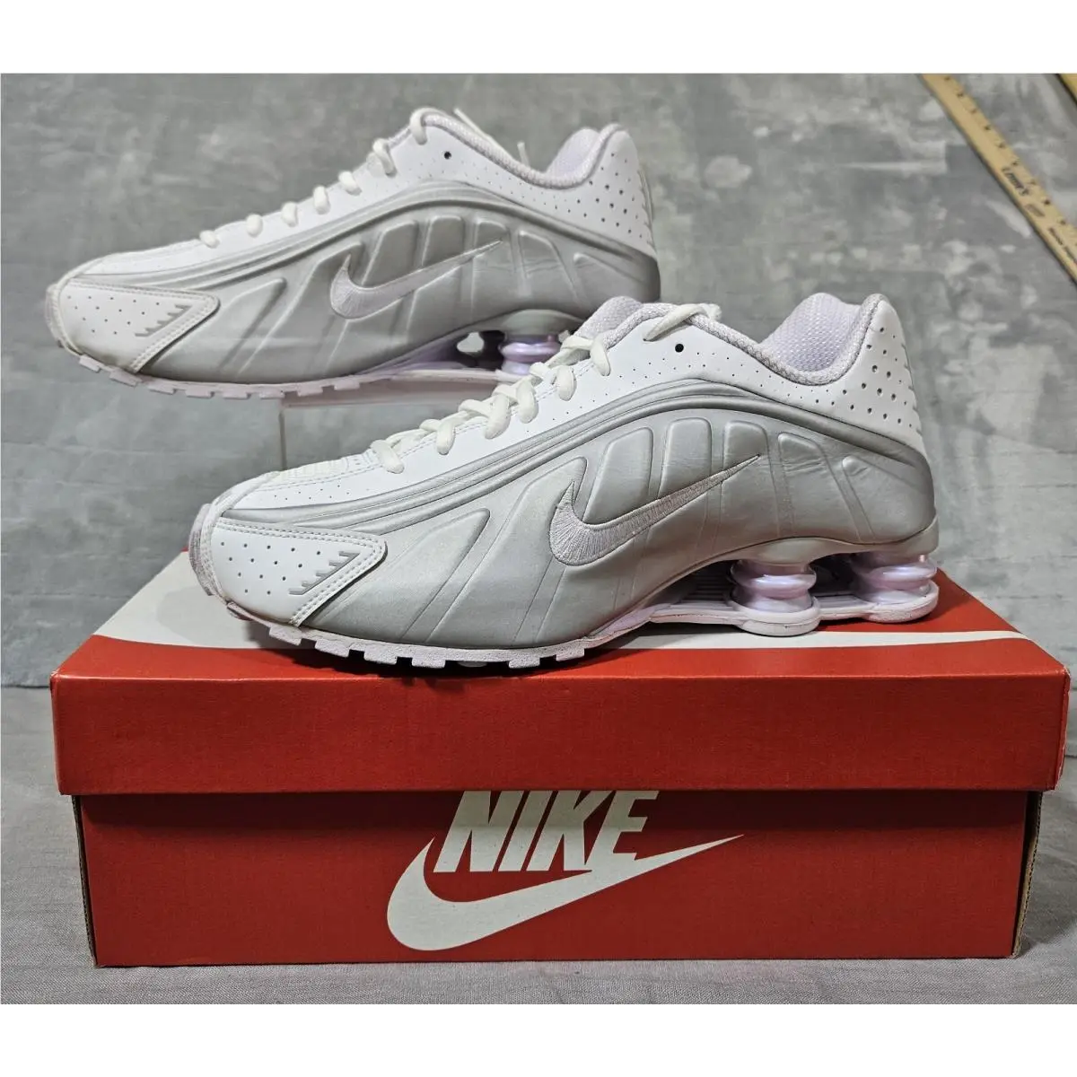 Nike Shox R4 Women`s Shoes Sneakers Size 10 HF5076-100 Barely Grape