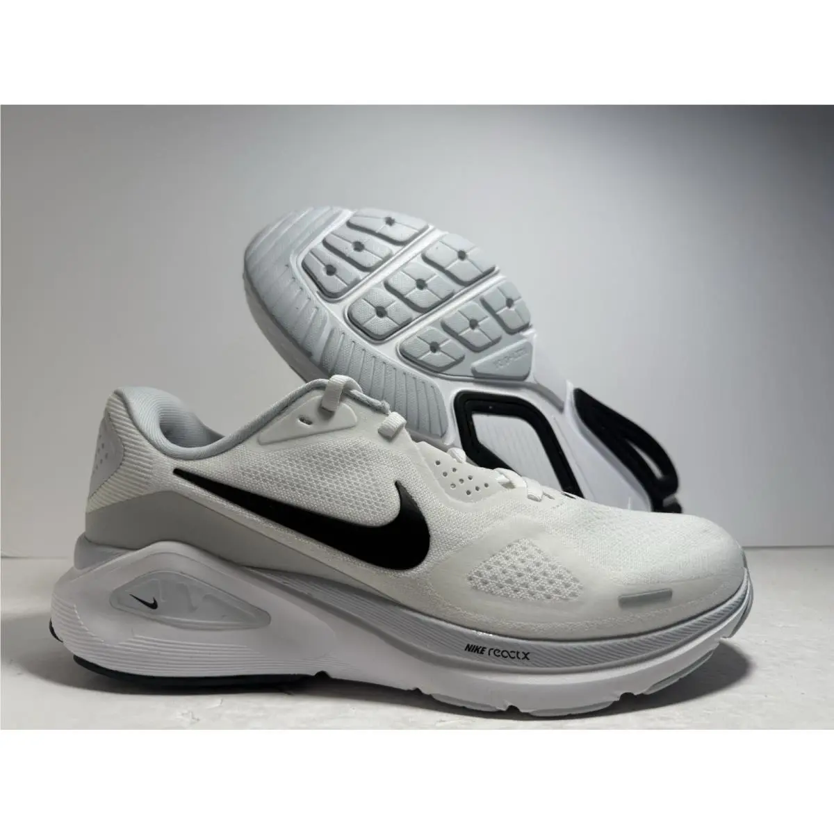 Nike Structure 26 White Black Women`s Size 10 US HJ1101-101