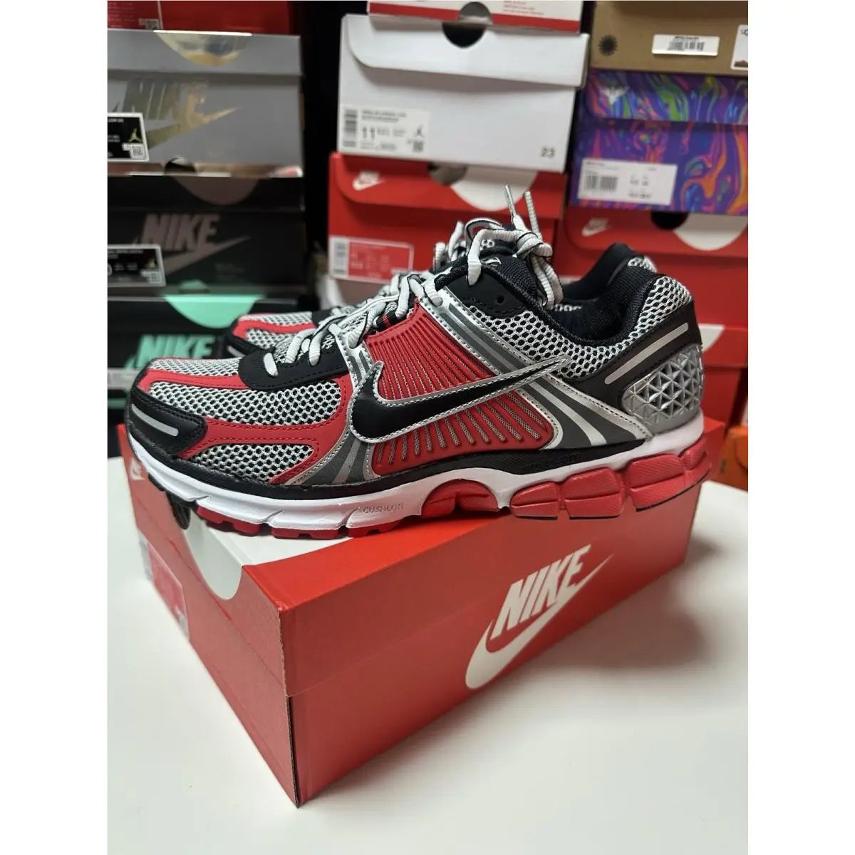 Size 10.5 Men 12 Wmn Nike Vomero 5 Red Metallic Silver Black HV0926–095￼