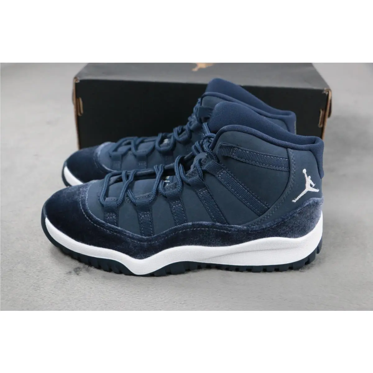 Nike shoes - Air Jordan 11 - Air - Blue (UPC: 0196151896774) 2