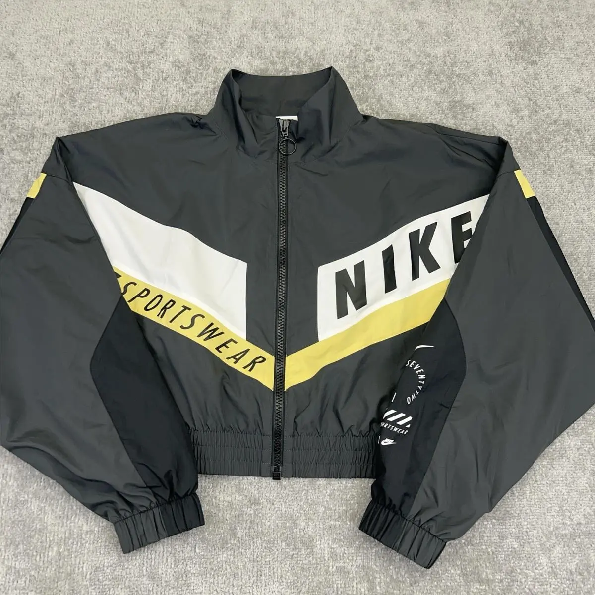 Nike Women’s Woven Black Gold Street Jacket Loose Cropped Black Gold HF5956-070