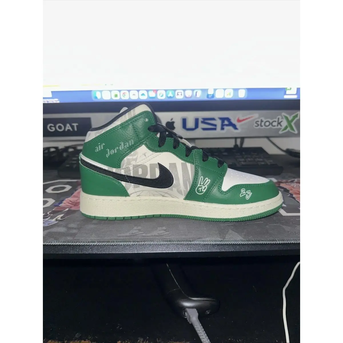 Nike shoes - Air Jordan 1 Mid SE - Green (UPC: 197859259663) 0