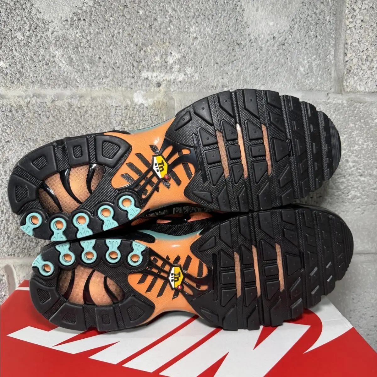 Nike shoes - DM0032022 - DM0032-022 - Black/Black-Aurora Green 2