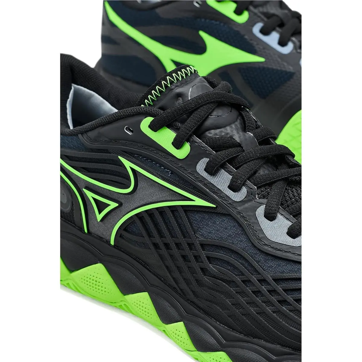 Mizuno shoes - Black/Glowing Apple 4