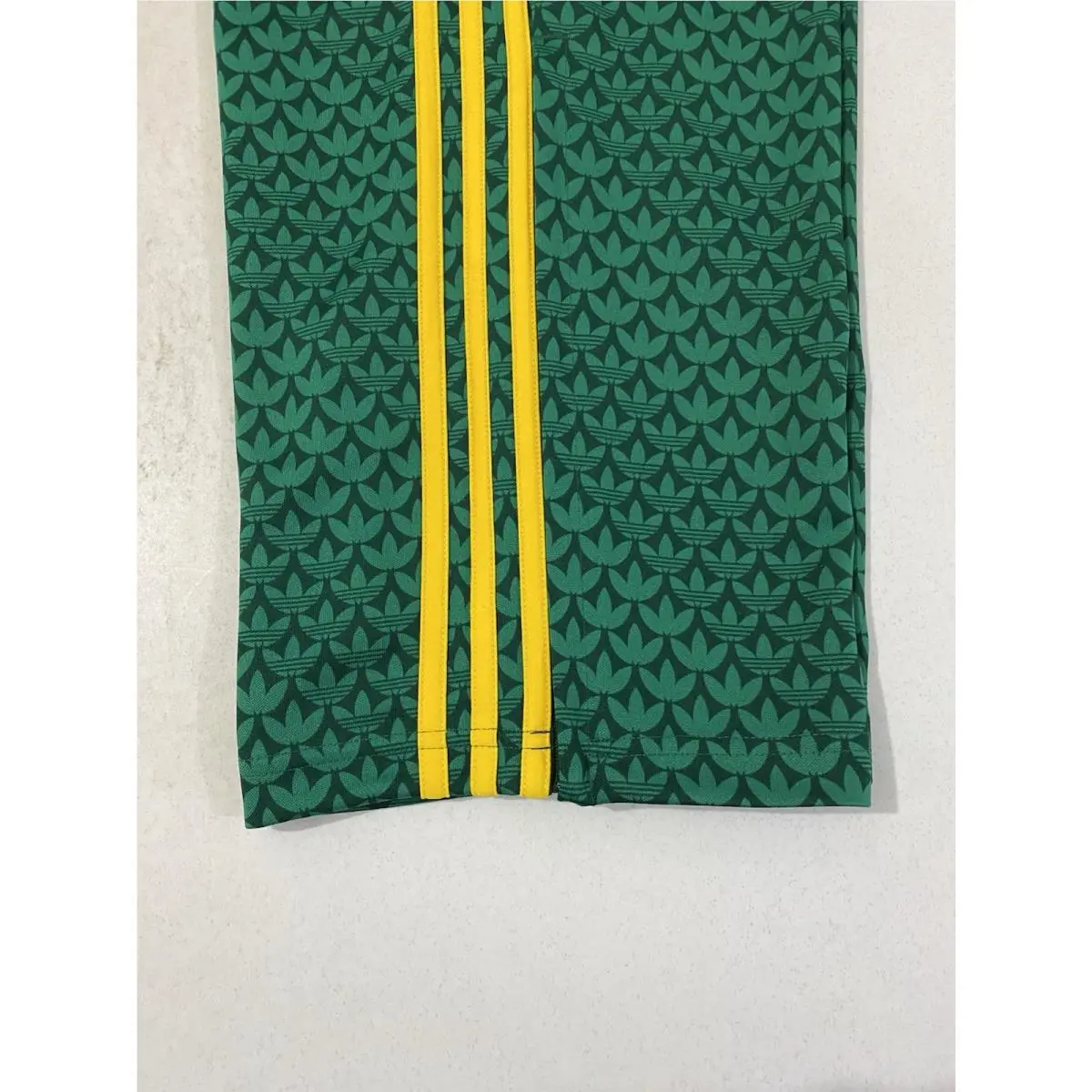 Adidas clothing - Collegiate Green Crew Yellow 5