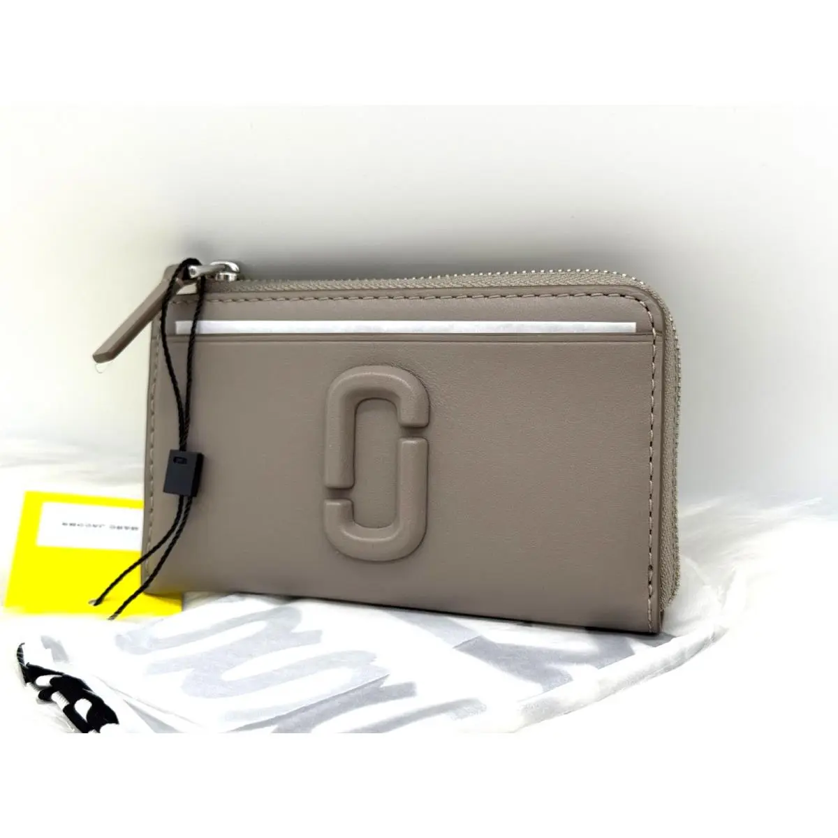 Marc Jacobs Zip Top Mini Leather Wallet W/chain Dog Clip In Cement