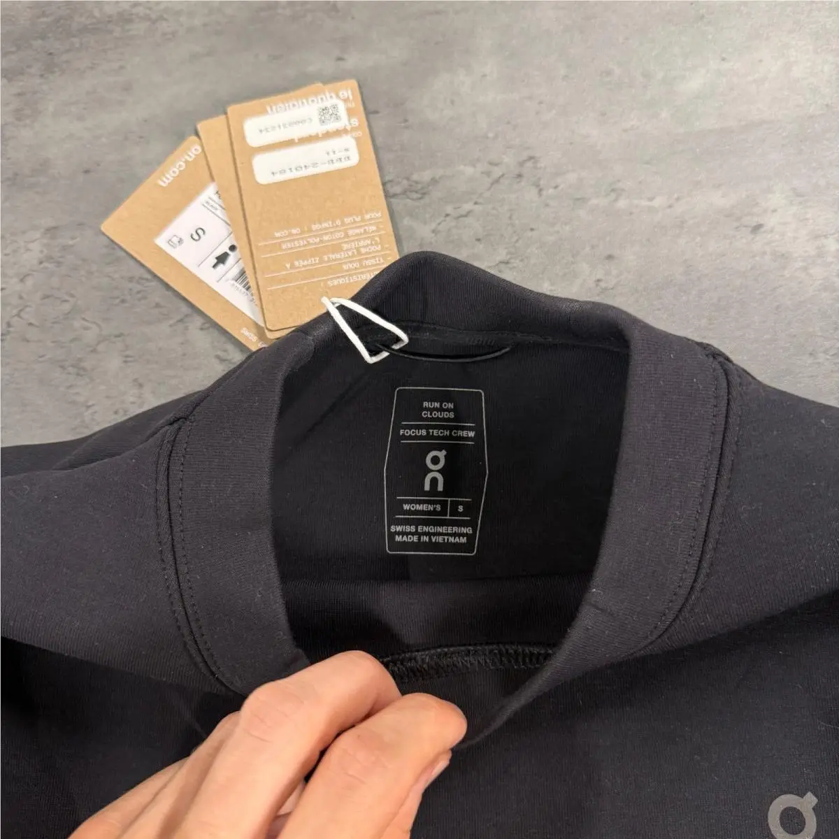 On-Running clothing - Black 2