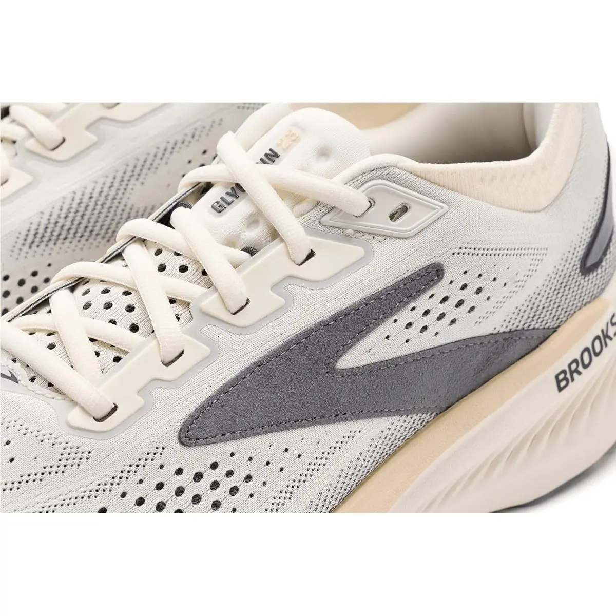 Brooks shoes - Black/Black/Ebony 32