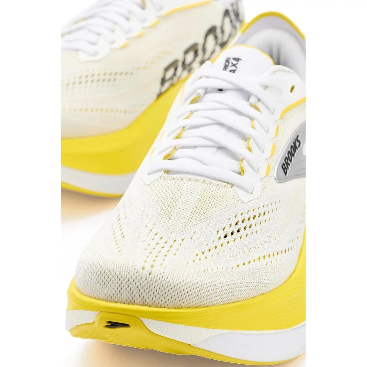 Brooks shoes - Coconut/Raisin/Pink 25