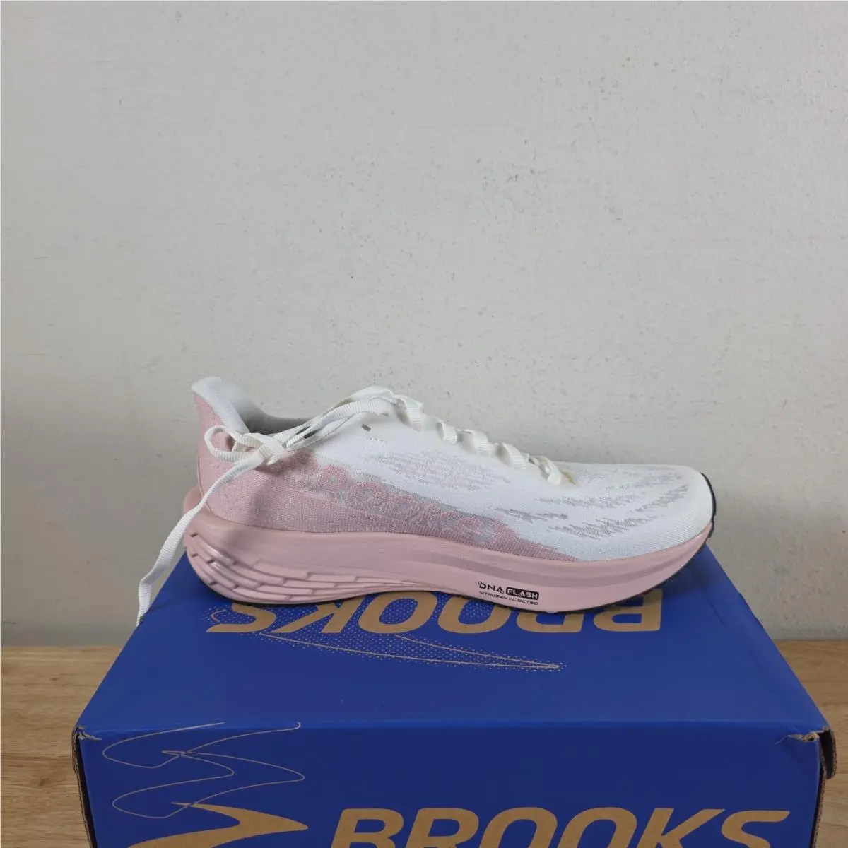Brooks shoes - Brooks Launch 11 - Launch - 120439-1B-164 - Pink, Manufacturer: White/Gold/Pink 4