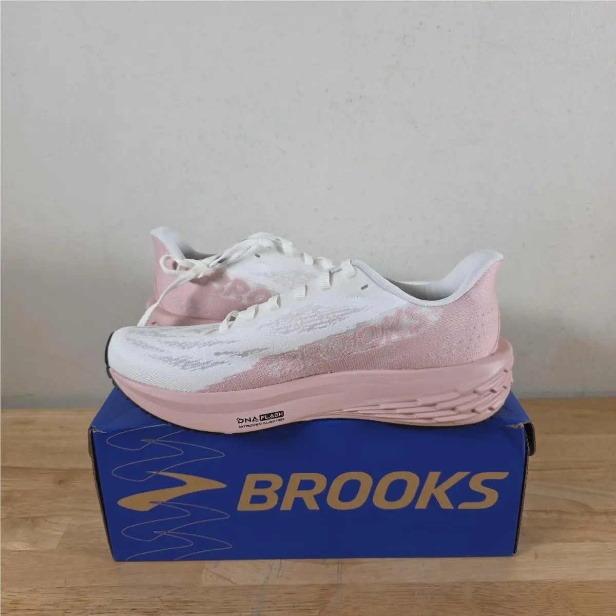 Brooks shoes - Brooks Launch 11 - Launch - 120439-1B-164 - Pink, Manufacturer: White/Gold/Pink 5