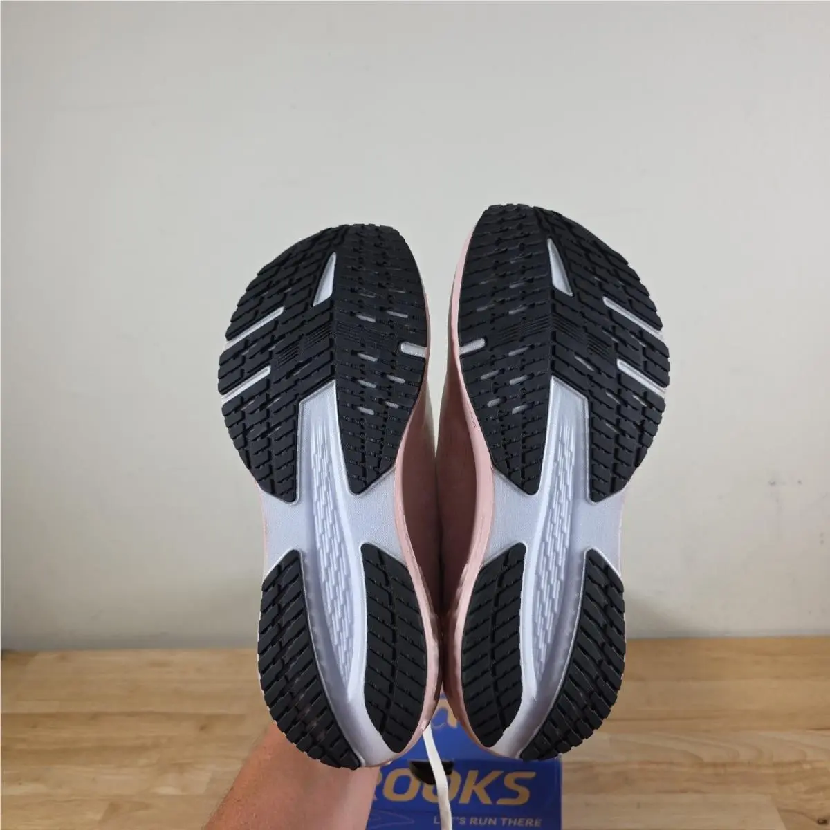 Brooks shoes - Brooks Launch 11 - Launch - 120439-1B-164 - Pink, Manufacturer: White/Gold/Pink 7