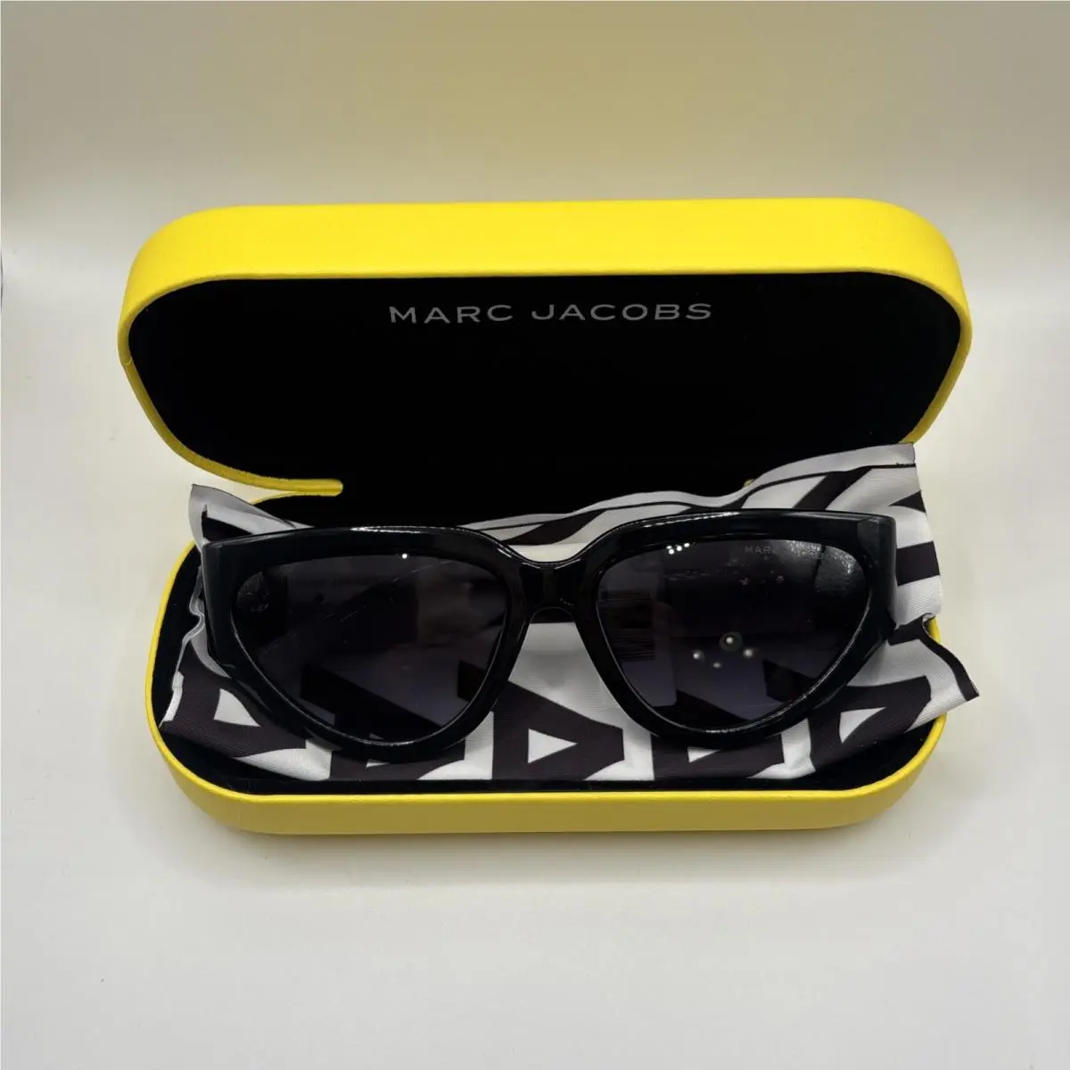 Marc Jacobs Sunglasses - White Black Oversize Glasses Includes Hard Case
