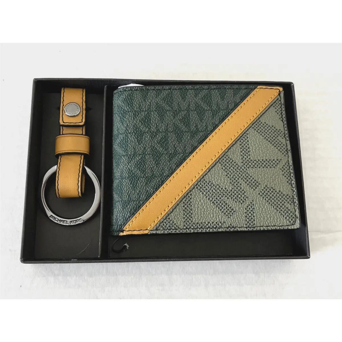 Michael Kors Cooper Men`s Billfold Wallet with Key Fob Olive / Army Green