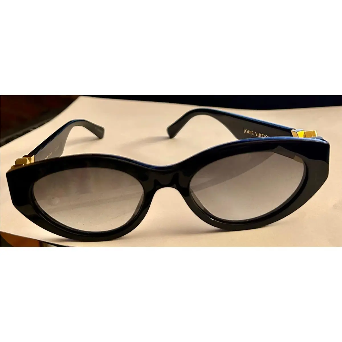 Louis Vuitton Ladies Women Sunglasses w Case Etc Z2104W 980 RG5203