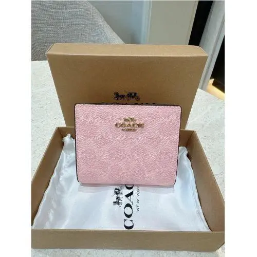 Coach / Snap CBN32 Wallet In Signature Canvas in Powder Pink