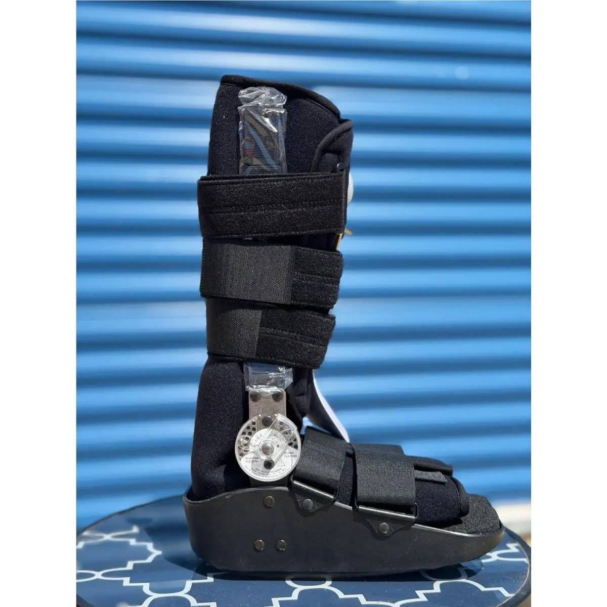 DonJoy  - Maxtrax ROM Air Walker - Maxtrax ROM Air Walker - 11-1381-3 - Black 1
