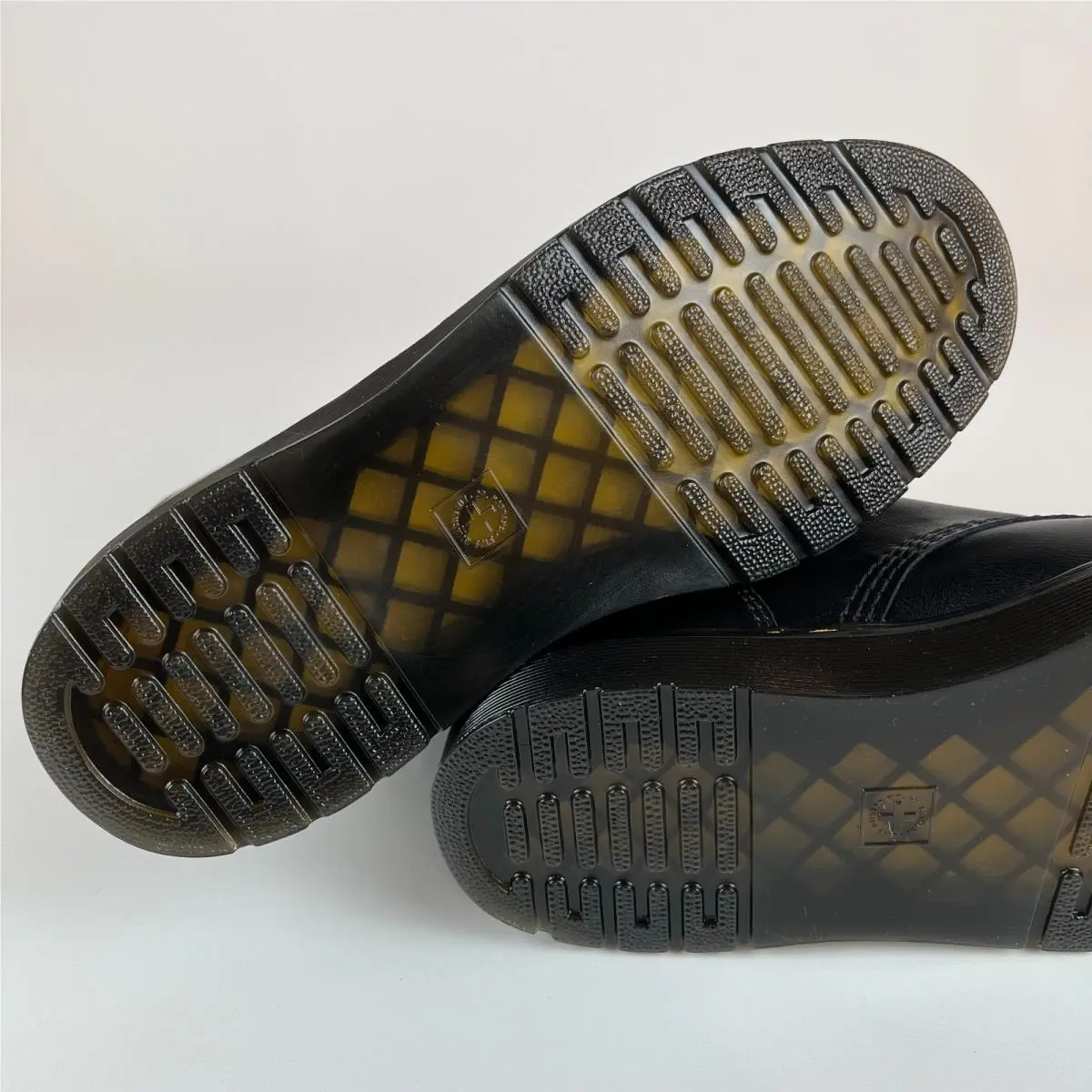 Dr. Martens shoes - Dr. Martens Airwair - Martens Airwair - 26132001 - Black 12