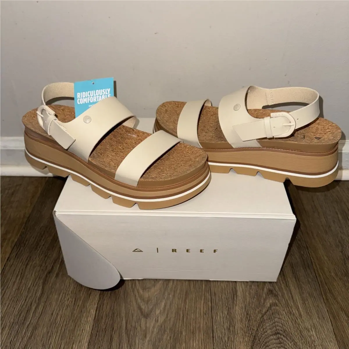 Reef Vista Luxe Liah Sandals Women`s Size US 10 White/tan