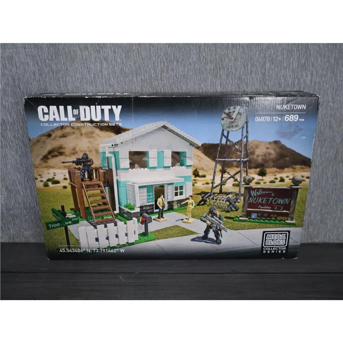Mega Bloks Call of Duty Nuketown Play Set Rough Box