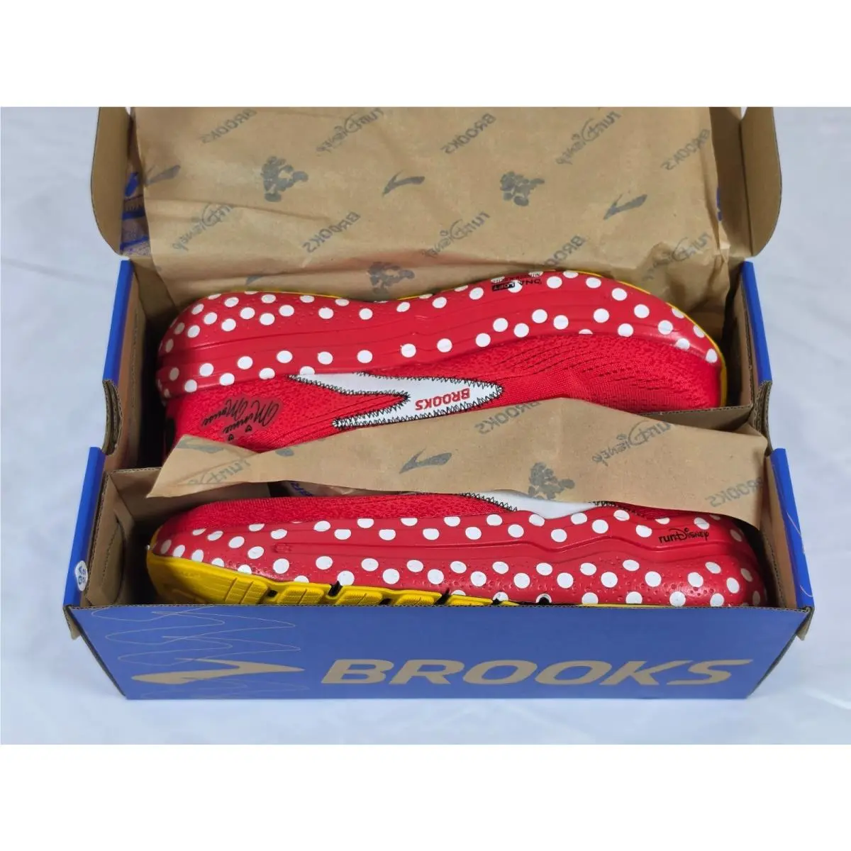 Brooks shoes - Brooks Ghost Max 2 x Disney Minnie Mouse - 1105071D608 - Red 0