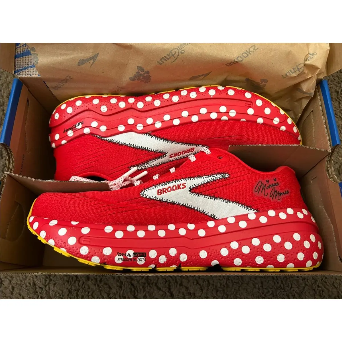Brooks Rundisney Minnie Mouse Shoes Women`s Size 12 Wide Red White Polka Dot