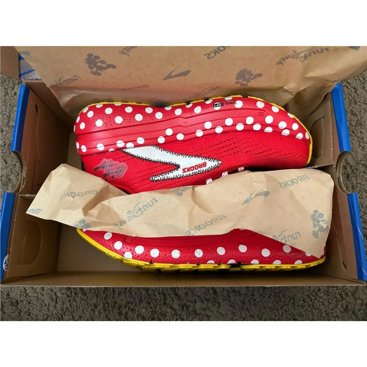 Brooks Rundisney Minnie Mouse Shoes Women`s Size 5 Wide Red White Polka Dot