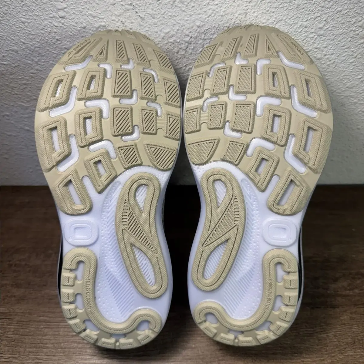 Brooks shoes - Brooks Adrenaline GTS 24 - Adrenaline GTS - 1204261B126 - White 7