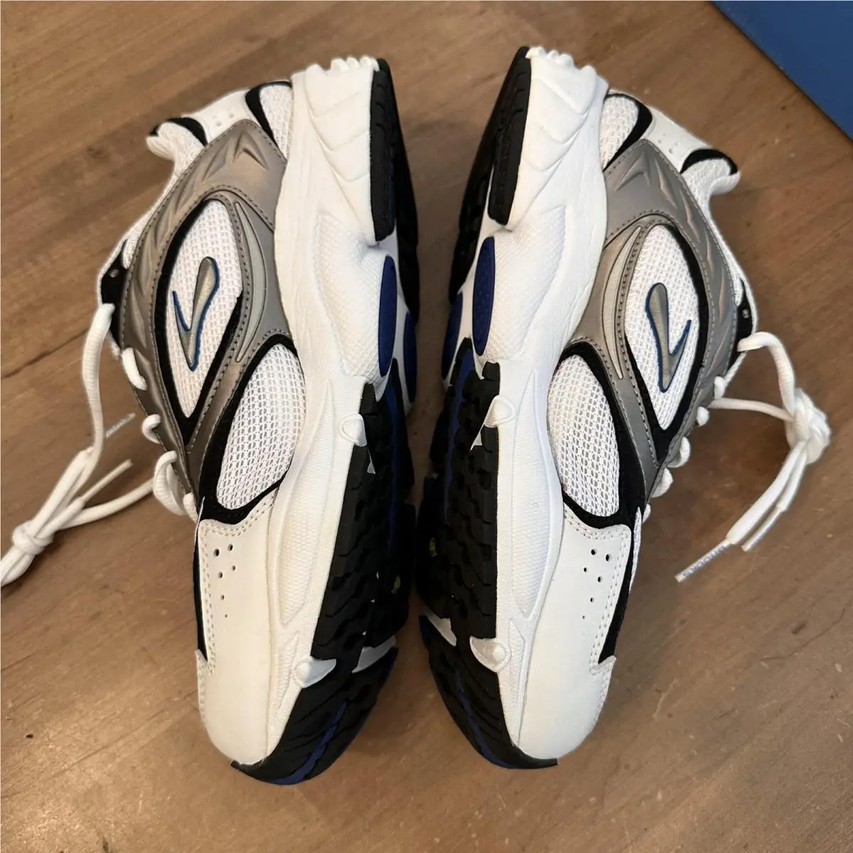 Brooks shoes - Brooks Dyad 3 - Dyad - 41160 141 - White 1