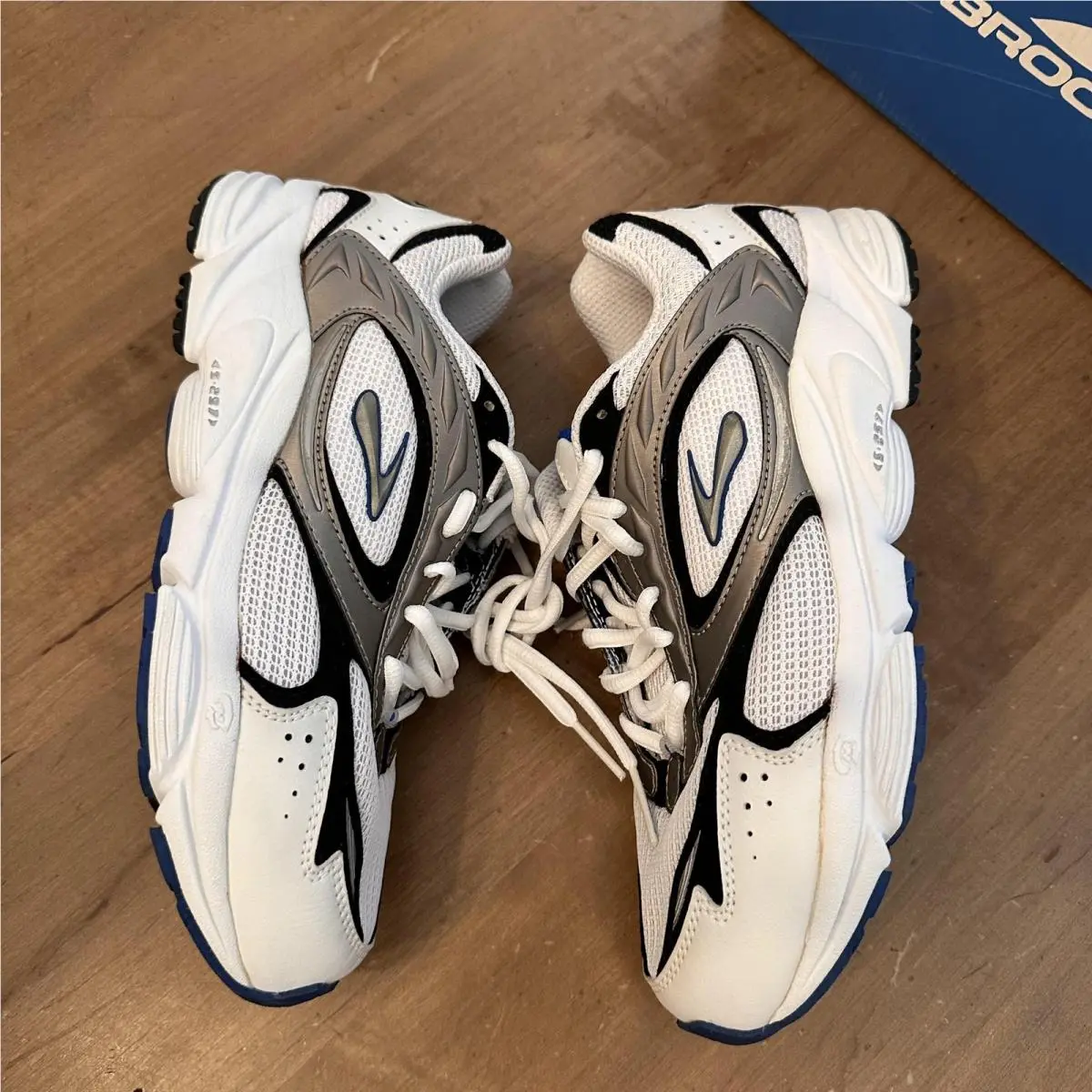 Brooks shoes - Brooks Dyad 3 - Dyad - 41160 141 - White 2