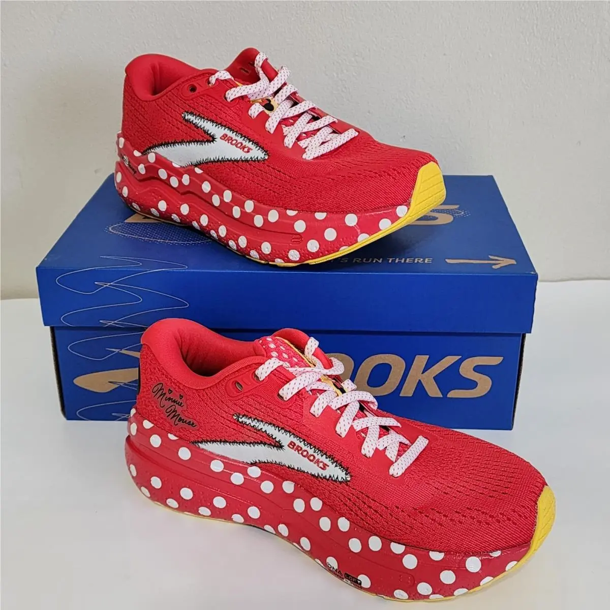 Brooks Disney Minnie Mouse Womens 5 Wide Ghost Max 2 Sneaker Polka Dot Red