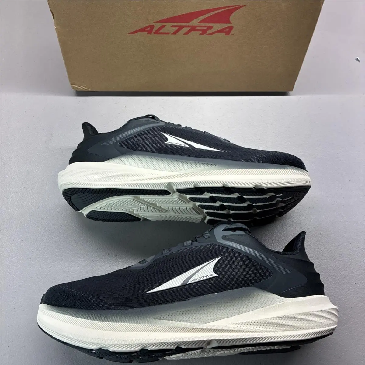 Women`s Size 9 Altra Torin 8 Black White Wide