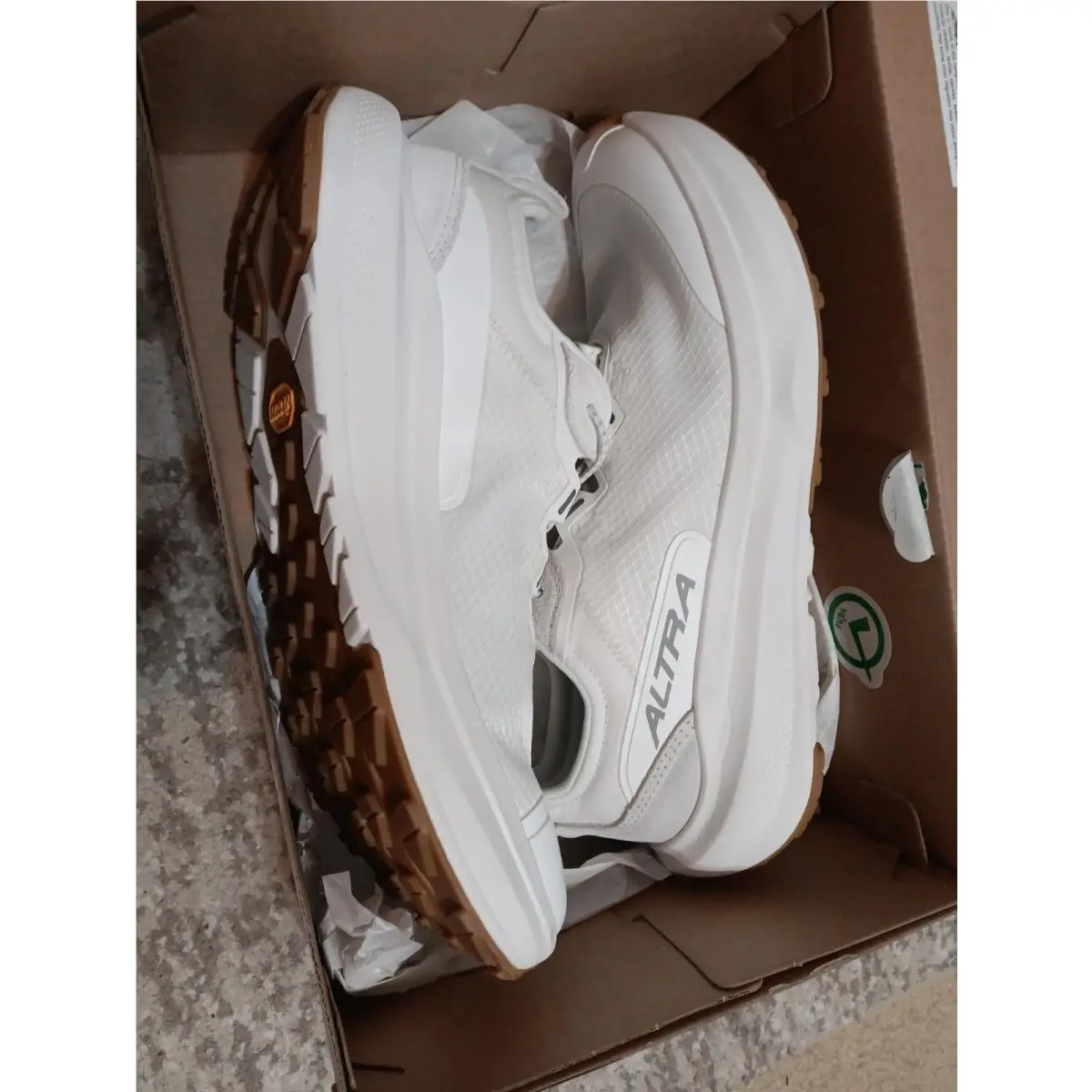 Altra Voyager Womens Size 8.5 All White ALOA85TV110-085
